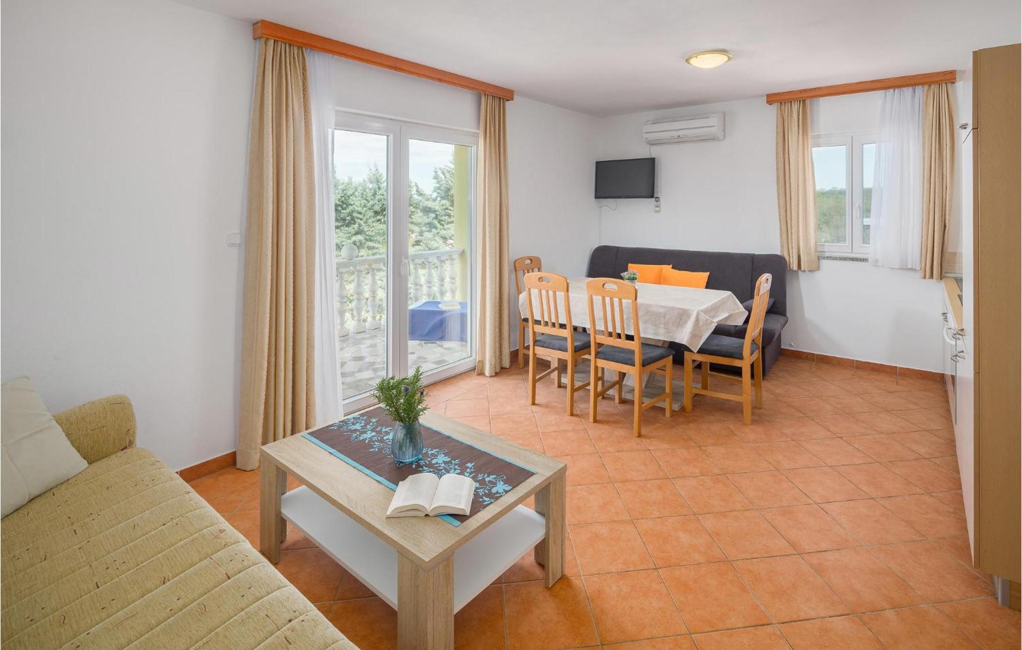 1 Bedroom Beautiful Apartment In Пореч Екстериор снимка