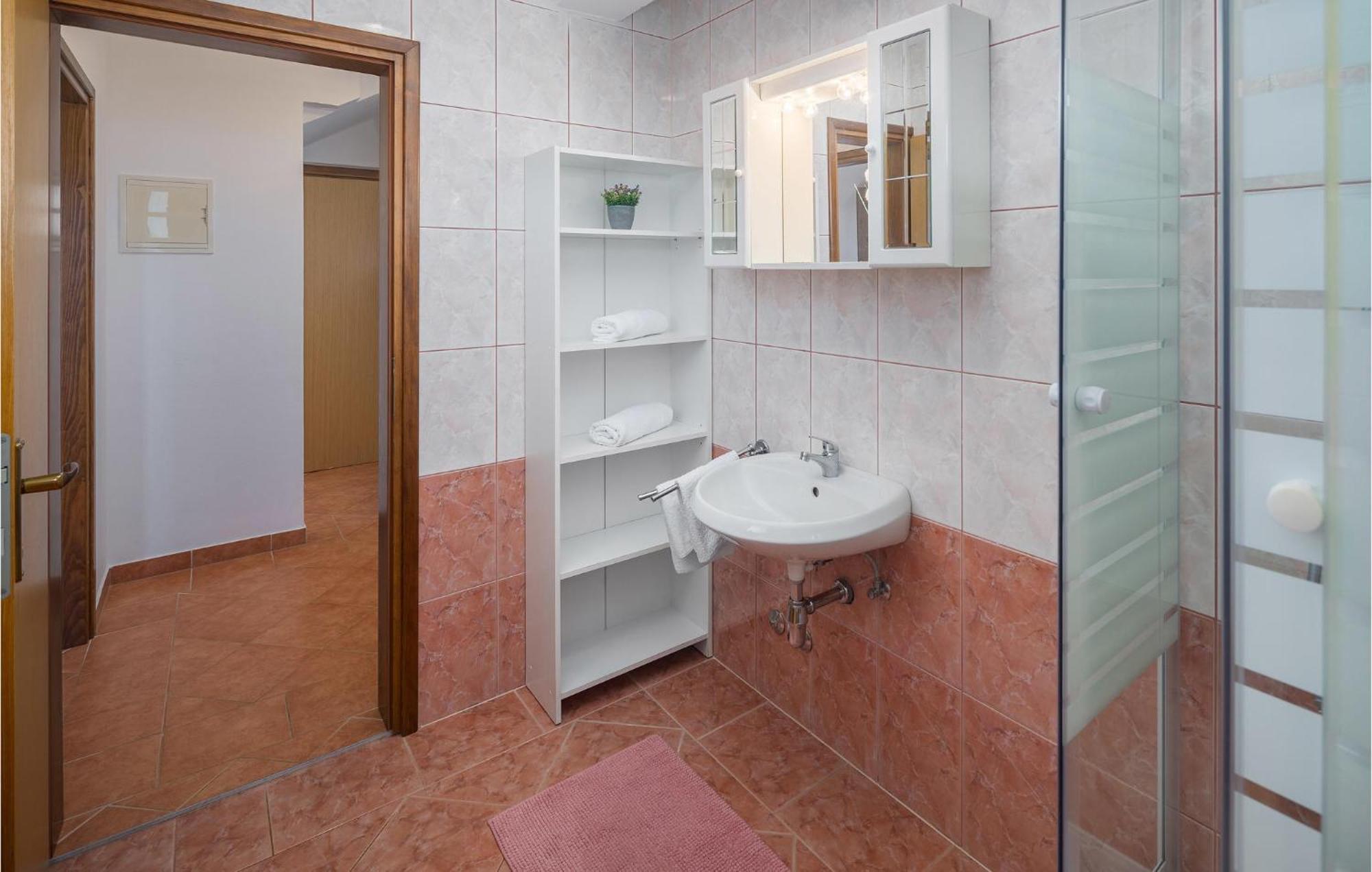 1 Bedroom Beautiful Apartment In Пореч Екстериор снимка
